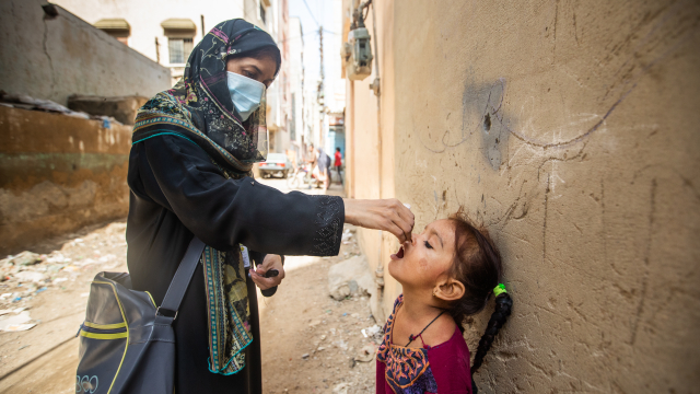 Samreen (3 ans), est vaccinée par Samina (27 ans), vaccinatrice contre la polio, à Qayyumabad, Korangi, Karachi, Pakistan, le 23 septembre 2020. ©Gates Archive/Khaula Jamil