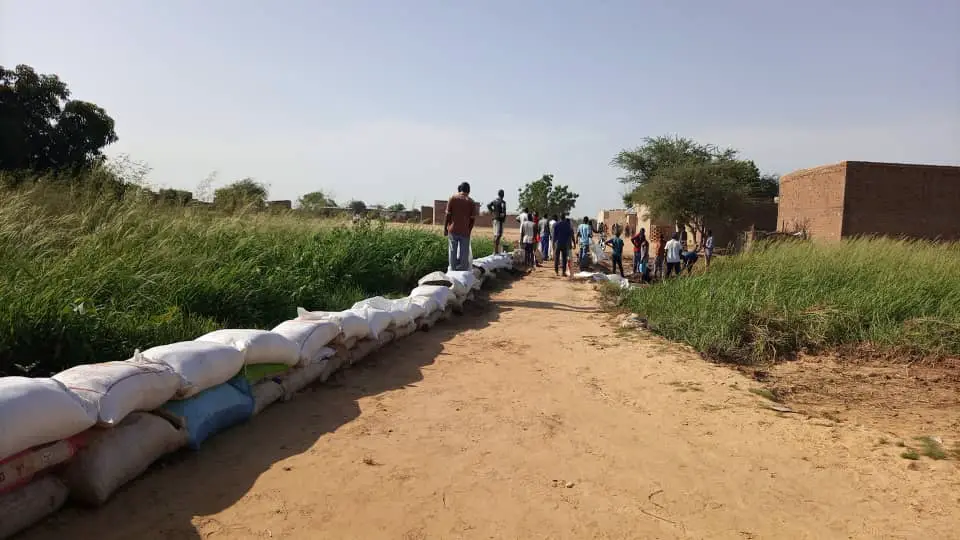 Des barricades formées avec des sacs de sable dans le 9ème arrondissement de N'Djamena face à la crue du fleuve Chari et Logone. © Tchonchimbo Ouapi Raphaël/Alwihda Info