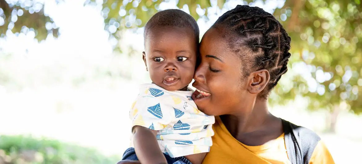 Une mère amène son bébé de six mois à un examen de santé dans une clinique de Chipata, en Zambie. © UNICEF/Karin Schermbrucker