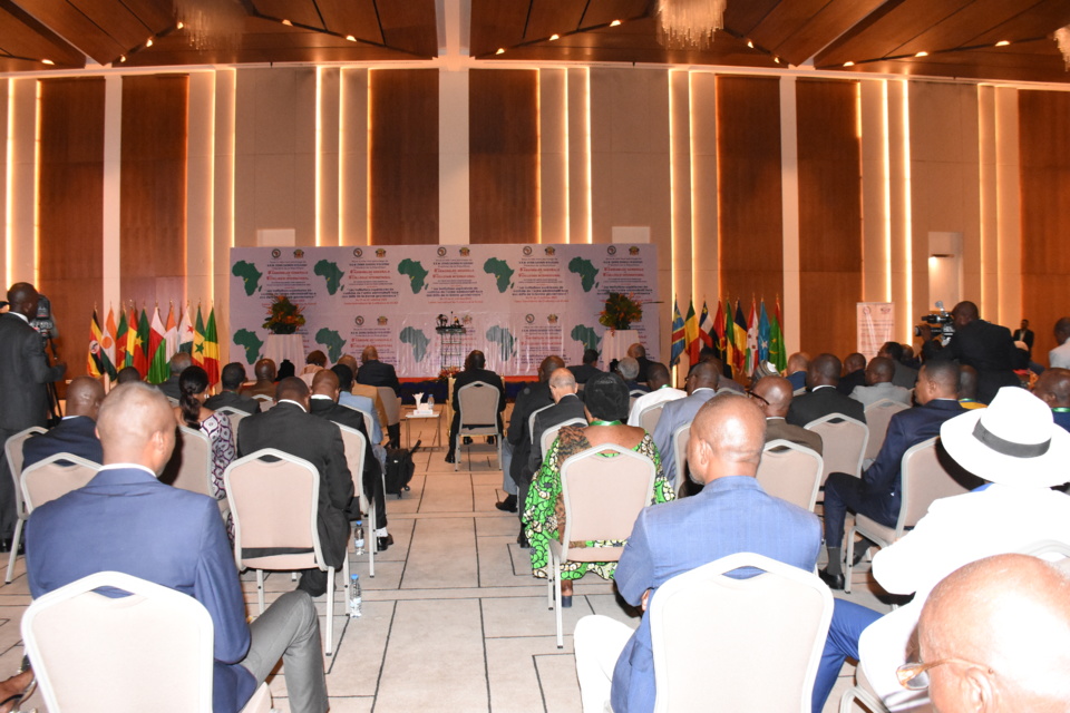 Une vue des participants au forum. Une vue des participants au forum.