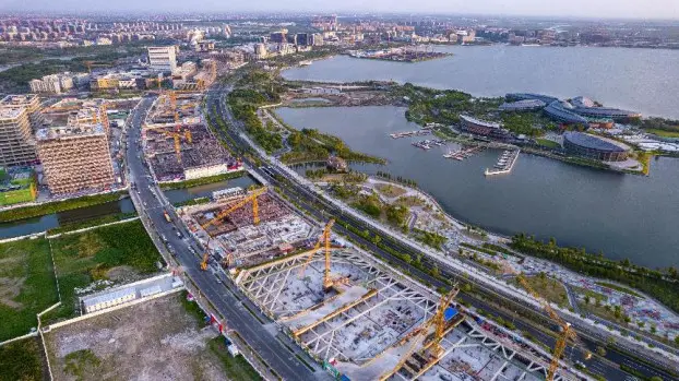 A number major projects have been implemented by the Dishui Lake in the Lingang new area of the China (Shanghai) Pilot Free Trade Zone. (Photo by Ji Haixin/People's Daily Online)
