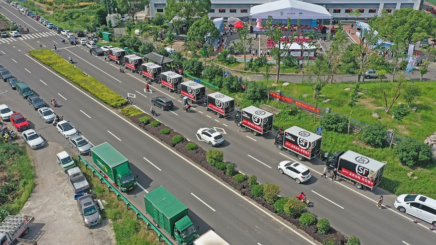 Express vehicles gather near houses of waxberry growers in Xianju county, Taizhou, east China's Zhejiang province as the harvest season of waxberry arrives, June 2022. (Photo by Wang Huabin/People's Daily Online) Express vehicles gather near houses of waxberry growers in Xianju county, Taizhou, east China's Zhejiang province as the harvest season of waxberry arrives, June 2022. (Photo by Wang Huabin/People's Daily Online)