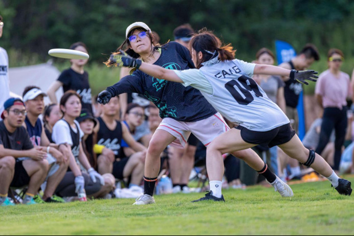 Frisbee enthusiasts compete in a match held in Changlinhe town, Feidong county, Hefei city, east China's Anhui Province, on July 30, 2022. (Photo by Ruan Xuefeng/People's Daily Online)