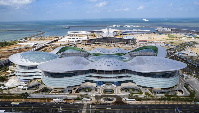 Photo shows the exterior of Haikou International Duty Free Shopping Complex, the world's largest stand-alone duty-free shopping mall, which opened on Oct. 28, 2022, in Haikou, the capital of south China's Hainan province. (Photo by Zhang Junqi/People's Daily Online)