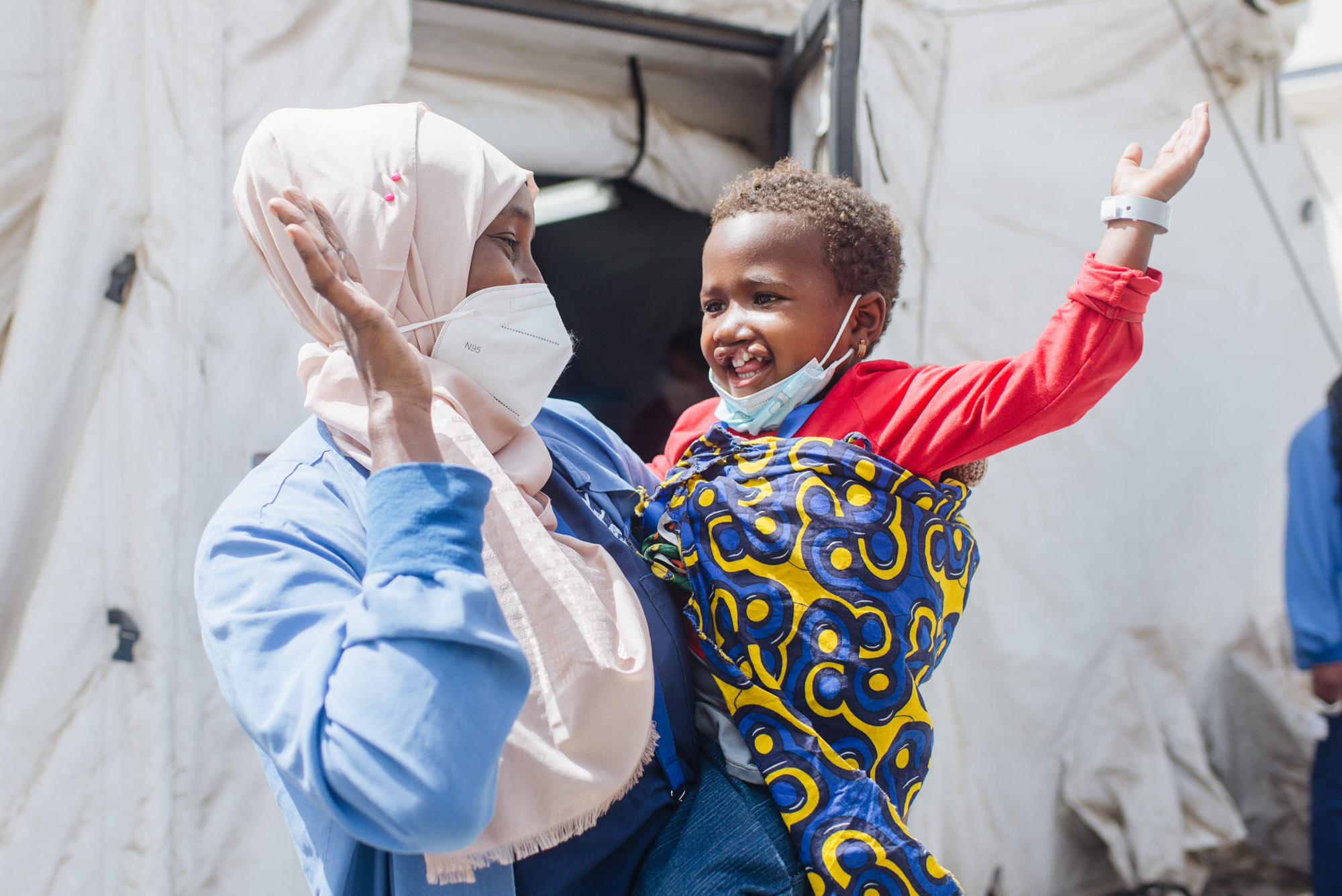 Afrique : une fillette capable de sourire pour la première fois après une intervention chirurgicale. © Mercy Ships