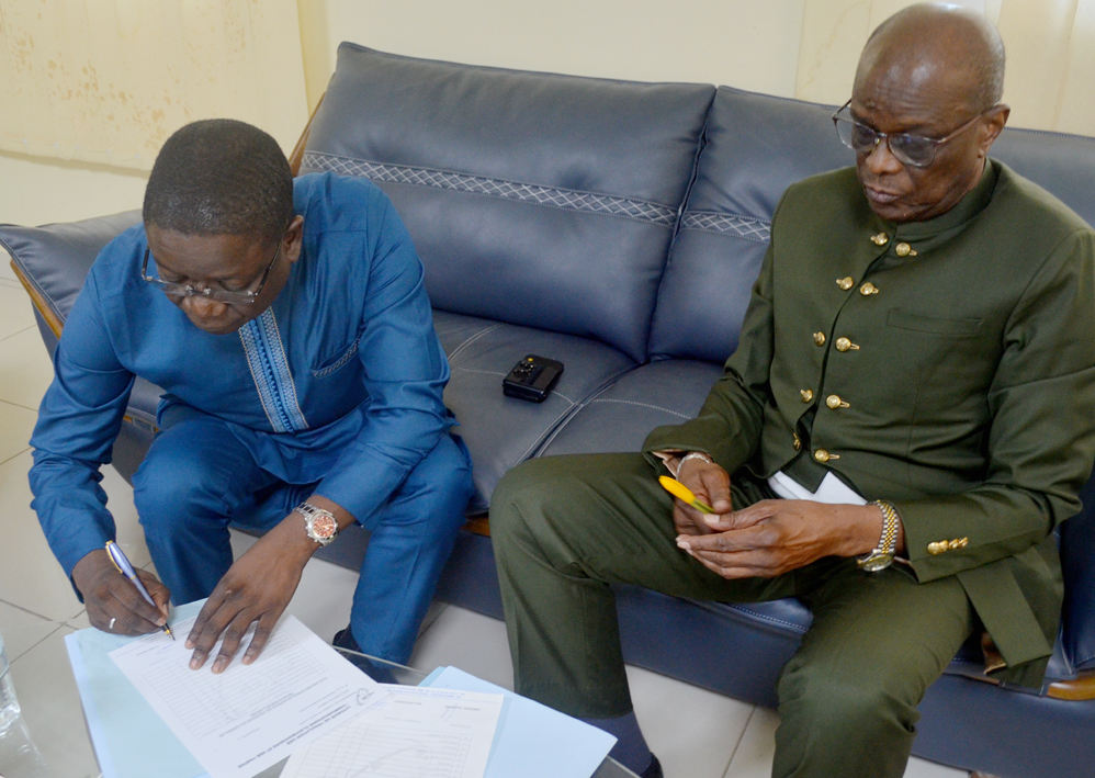 Tchad : passation de service entre Emmanuel Nadingar et Pahimi Padacké à l'ARCEP. © ARCEP