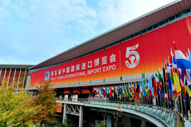 Photo taken on Nov. 5, 2022 shows the exterior of the National Exhibition and Convention Center (Shanghai), the main venue for the fifth China International Import Expo. (Photo by Zhu Haipeng/People's Daily Online)
