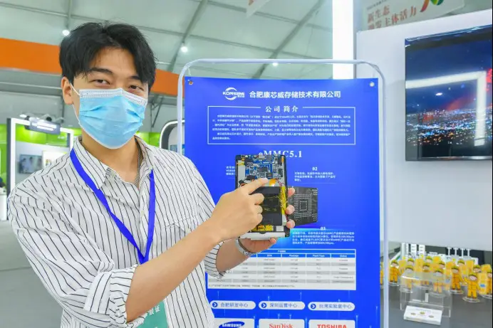 A chip developed by Hefei KONSEMI Storage Technology Co., Ltd. for consumer electronic products is displayed at an activity under the 2022 national mass entrepreneurship and innovation week in Hefei, east China's Anhui province, Sept. 16, 2022. (Photo by Yuan Bing/People's Daily Online)
