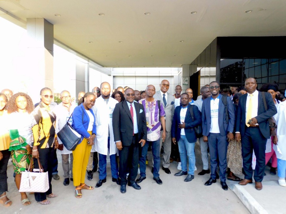 Photo de famille à la fin de la journée thématique. Photo de famille à la fin de la journée thématique.