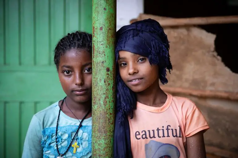 Fetiya (à droite) et son amie, camp de Bambassi qui accueille des personnes déplacées à l’intérieur de leur propre pays. © UNICEF/UN0723400/Pouget