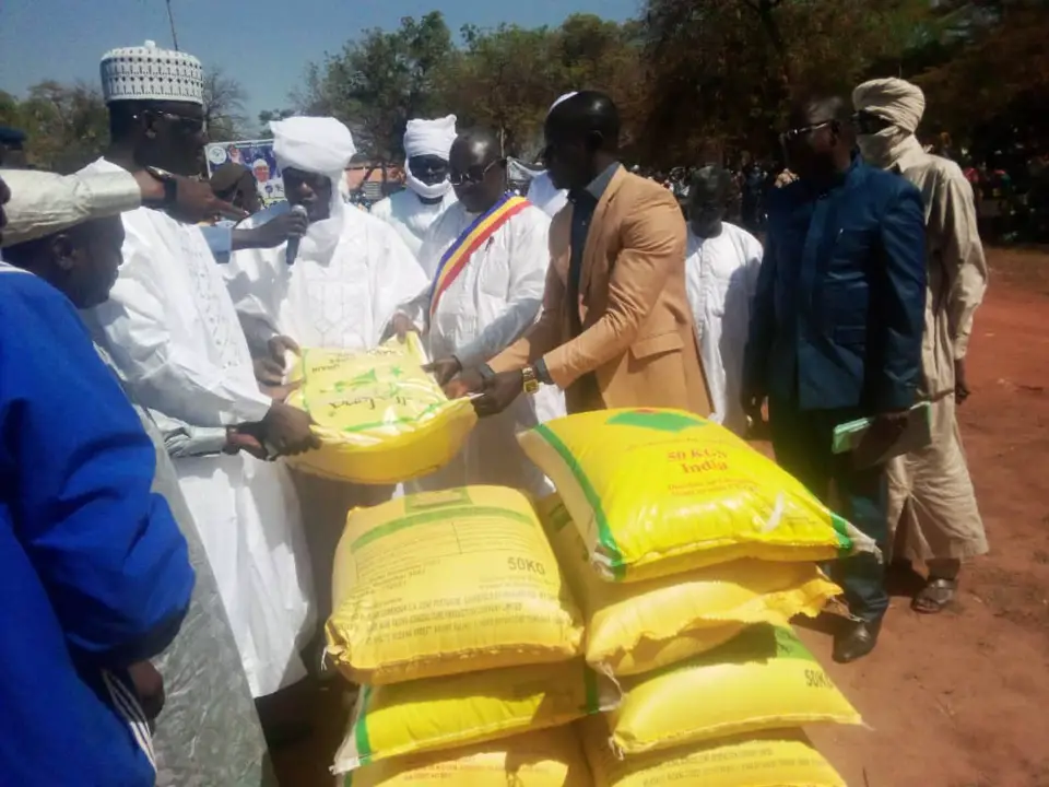 Tchad : des cadres de la Tandjilé appuient la population avec des vivres et du matériel