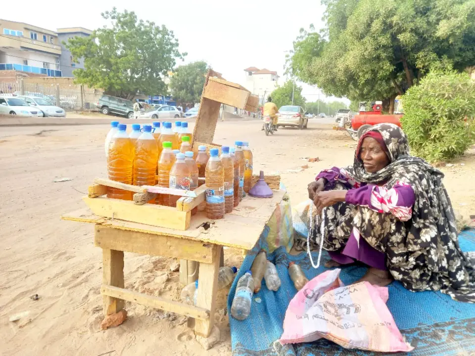 Une vendeuse de carburant à N'Djamena. © Ahmad Youssouf Ali/Alwihda Info