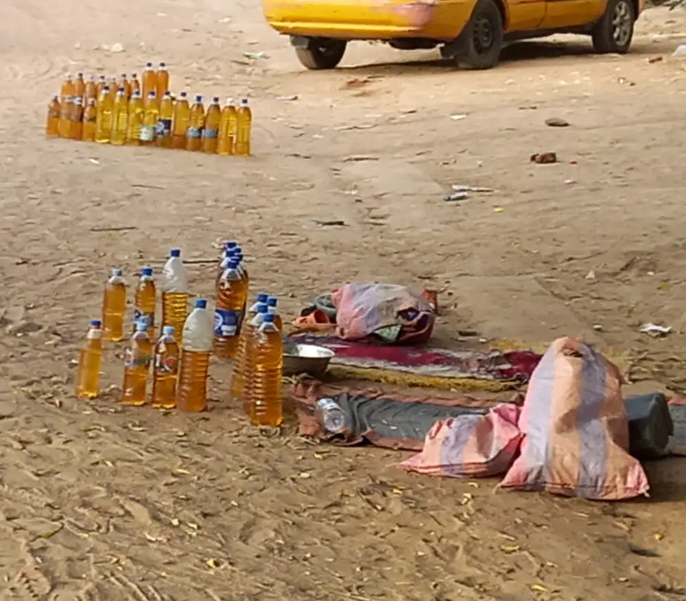 Des bouteilles d'eau transformées en bidons de carburant à N'Djamena. © Ahmad Youssouf Ali/Alwihda Info