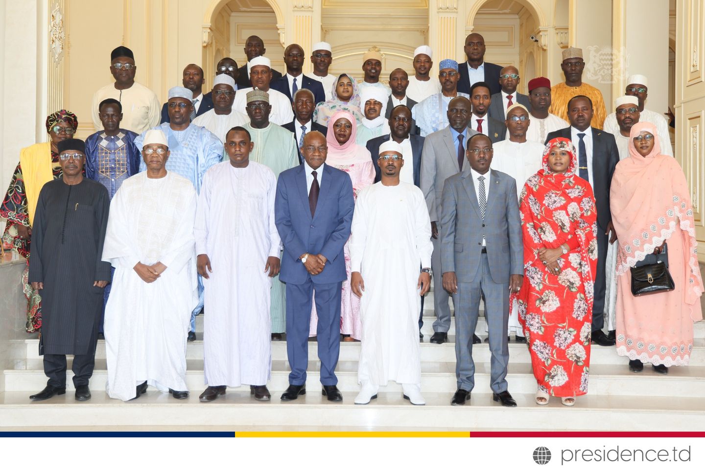 Les membres du Haut comité de pilotage pour le suivi de la mise en oeuvre des résolutions et recommandations du Dialogue national inclusif et souverain, autour du président de la transition Mahamat Idriss Deby. © DGCOM/PR