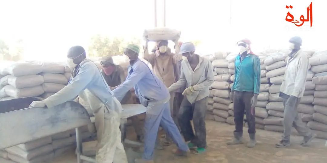 Des travailleurs dans une usine de ciment au Tchad. Illustration. © Foka Mapagne/Alwihda Info