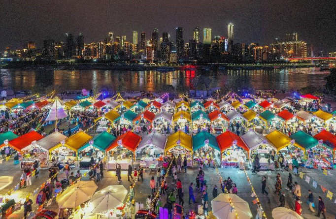 Photo taken on Oct. 29, 2022 shows a crowded night market in Nan'an district, southwest China's Chongqing municipality.(Photo by Long Fan/People's Daily Online)