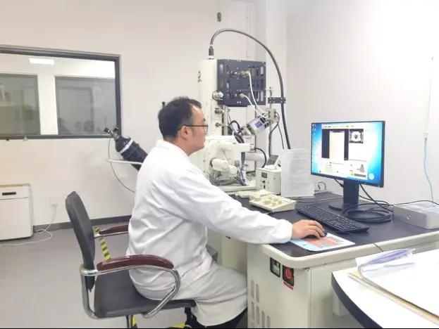 A researcher operates a field emission scanning electron microscopy in a testing center of Southwest Jiaotong University. (Photo from scol.com.cn)