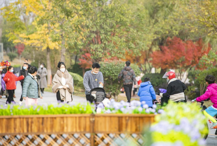 Citizens visit a park in Changsha, central China's Hunan province, Dec. 11, 2022. (Photo by Li Jian/People's Daily Online)