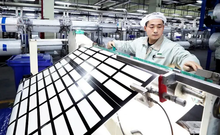 An employee of Cybrid Technologies in Suzhou, east China's Jiangsu province manufacturers solar panels to be exported. The company, which owns independent technologies, standards and production lines, sells solar panels to a number of global destinations. It's global market share reached 26.8 percent in 2021. (Photo by Hua Xuegen/People's Daily Online)