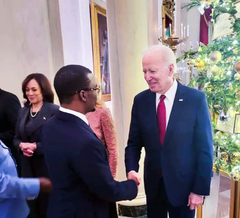 Poignée de main entre Mahamat Idriss Deby et Joe Biden. © DGCOM/PR
