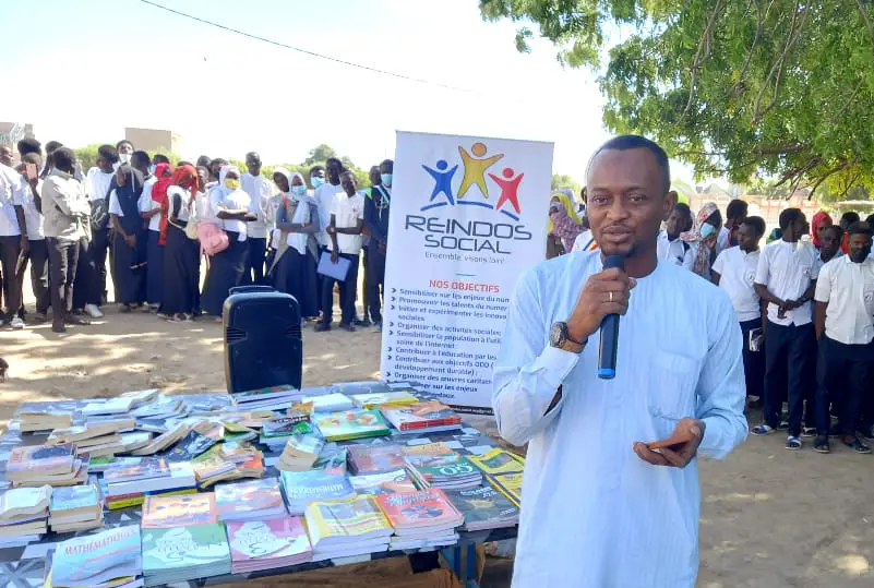 Tchad : Reindos social offre des manuels scolaires aux lycéens de Ndjari