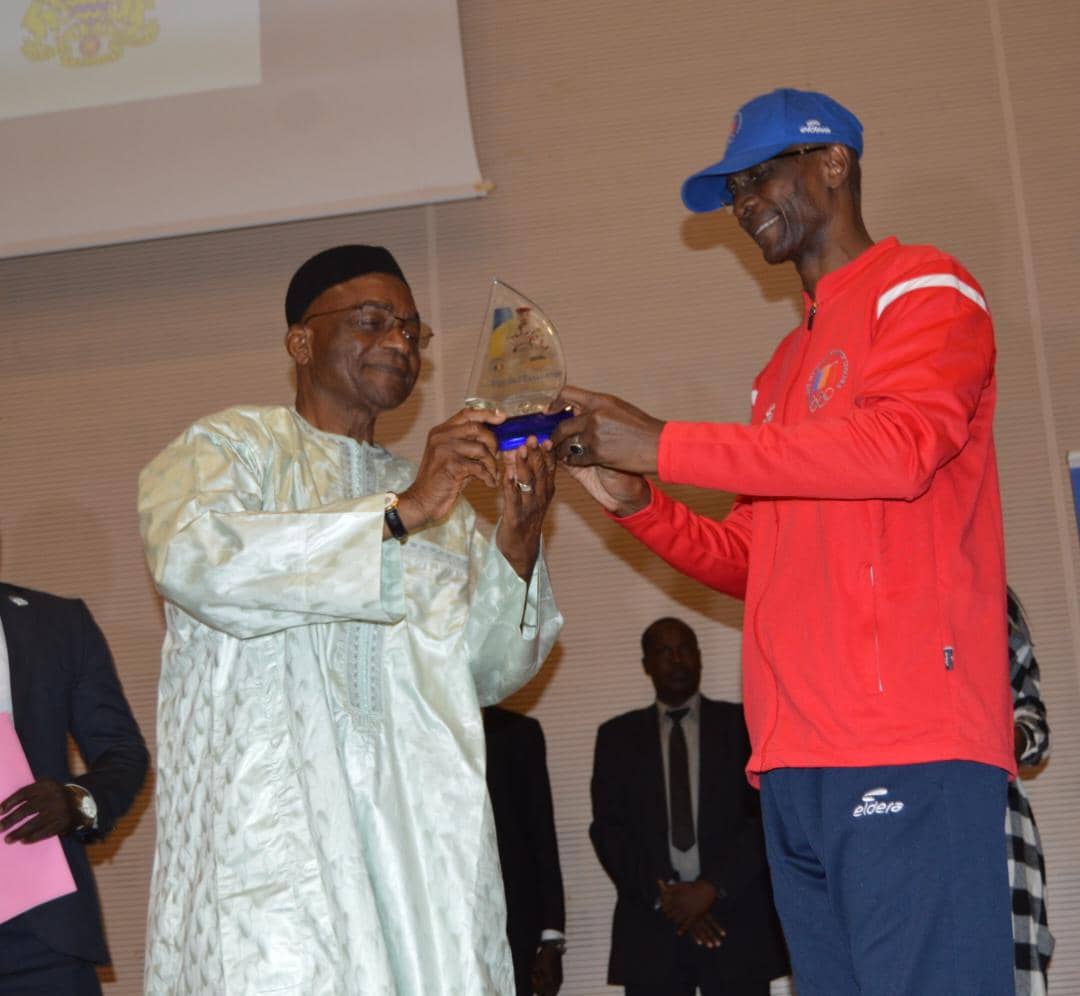 Tchad : le COST décerne un prix spécial au président de transition Tchad : le COST décerne un prix spécial au président de transition