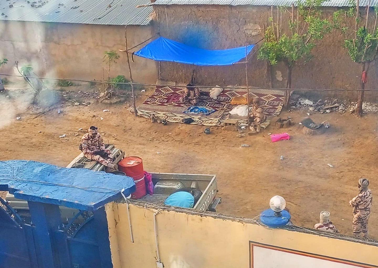 Des forces de sécurité positionnées devant le siège du parti Les Transformateurs, le 9 novembre 2022. Illustration © Les Transformateurs Des forces de sécurité positionnées devant le siège du parti Les Transformateurs, le 9 novembre 2022. Illustration © Les Transformateurs