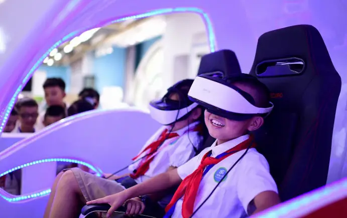 Students have a class in a virtual reality classroom in an elementary school in Bishan district, southwest China's Chongqing municipality, September 2021. (Photo by Hu Yuejian/People's Daily Online)