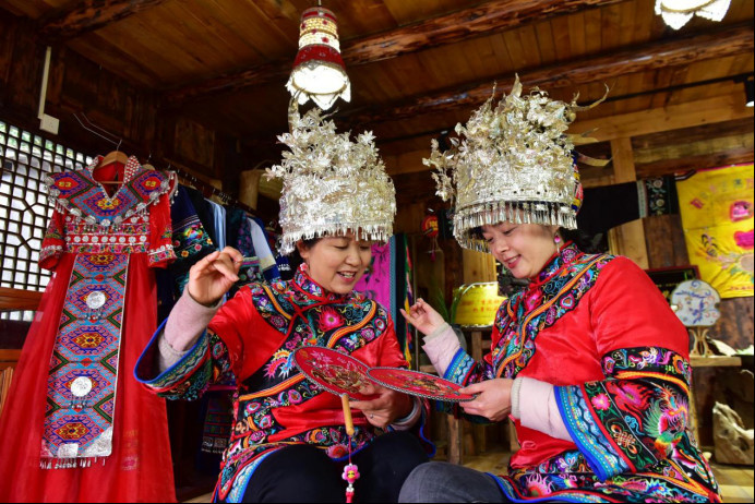 Women make Miao embroidery fans in Hejiayan village, Huatian township, Youyang Tujia and Miao autonomous county, southwest China's Chongqing municipality, Nov. 22, 2021. (Photo by Qiu Hongbin/People's Daily Online)