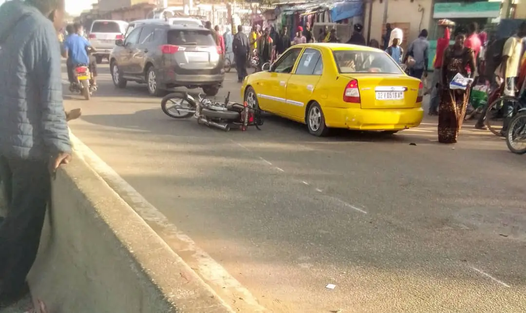 N'Djamena : un motocycliste écrase le pied d'un piéton et conditionne son transfert à l'hôpital