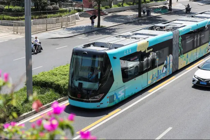 An autonomous rail rapid transit bus is on a test run in Chengdu, southwest China's Sichuan province, July 6, 2022. (Photo by Zhuang Ge'er/People's Daily Online)