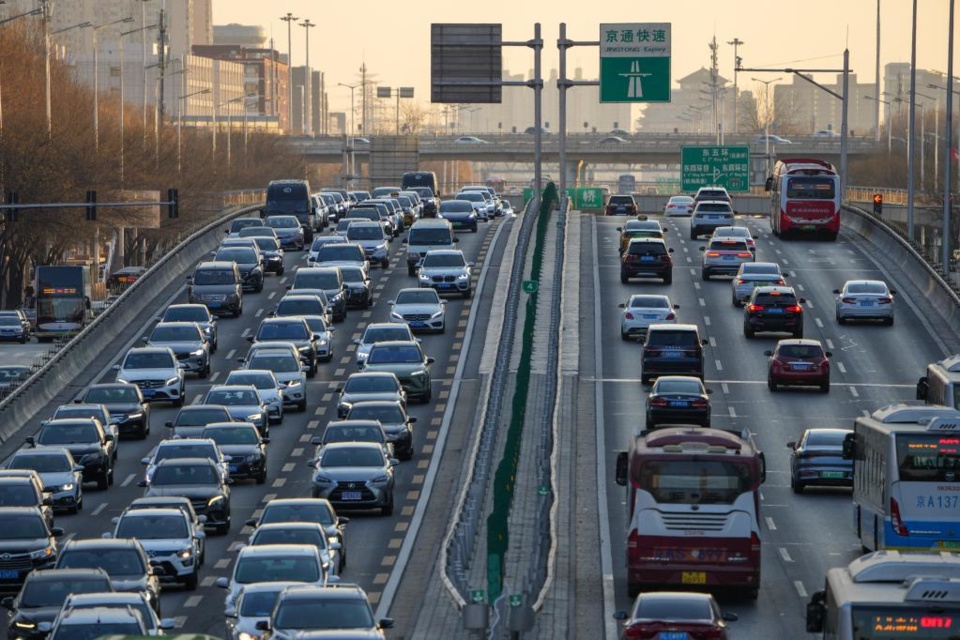 Vehicles run on Jianguo Road during morning peak hours in Chaoyang District of Beijing, capital of China, Jan. 3, 2023. (Xinhua/Ju Huanzong)