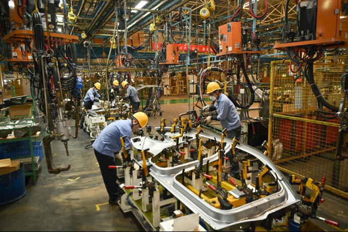 Employees of Chinese car maker FAW Haima Automobile Co., Ltd. are busy producing cars to be exported to the Philippines at the company's production base in south China's Hainan province, Sept. 5, 2022. (Photo by Shi Zhonghua/People's Daily Online)