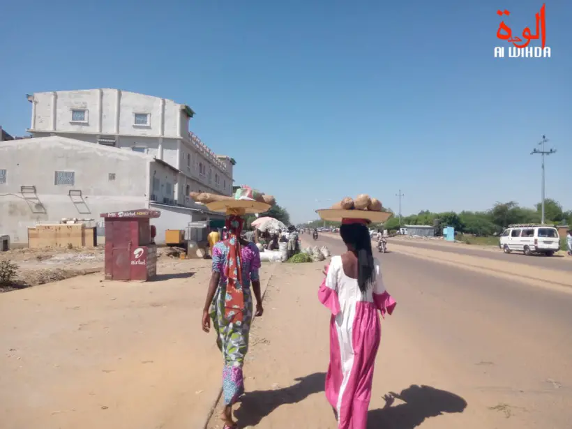 Des vendeuses ambulantes à N'Djamena. Illustration © Yana Abdoulaye/Alwihda Info