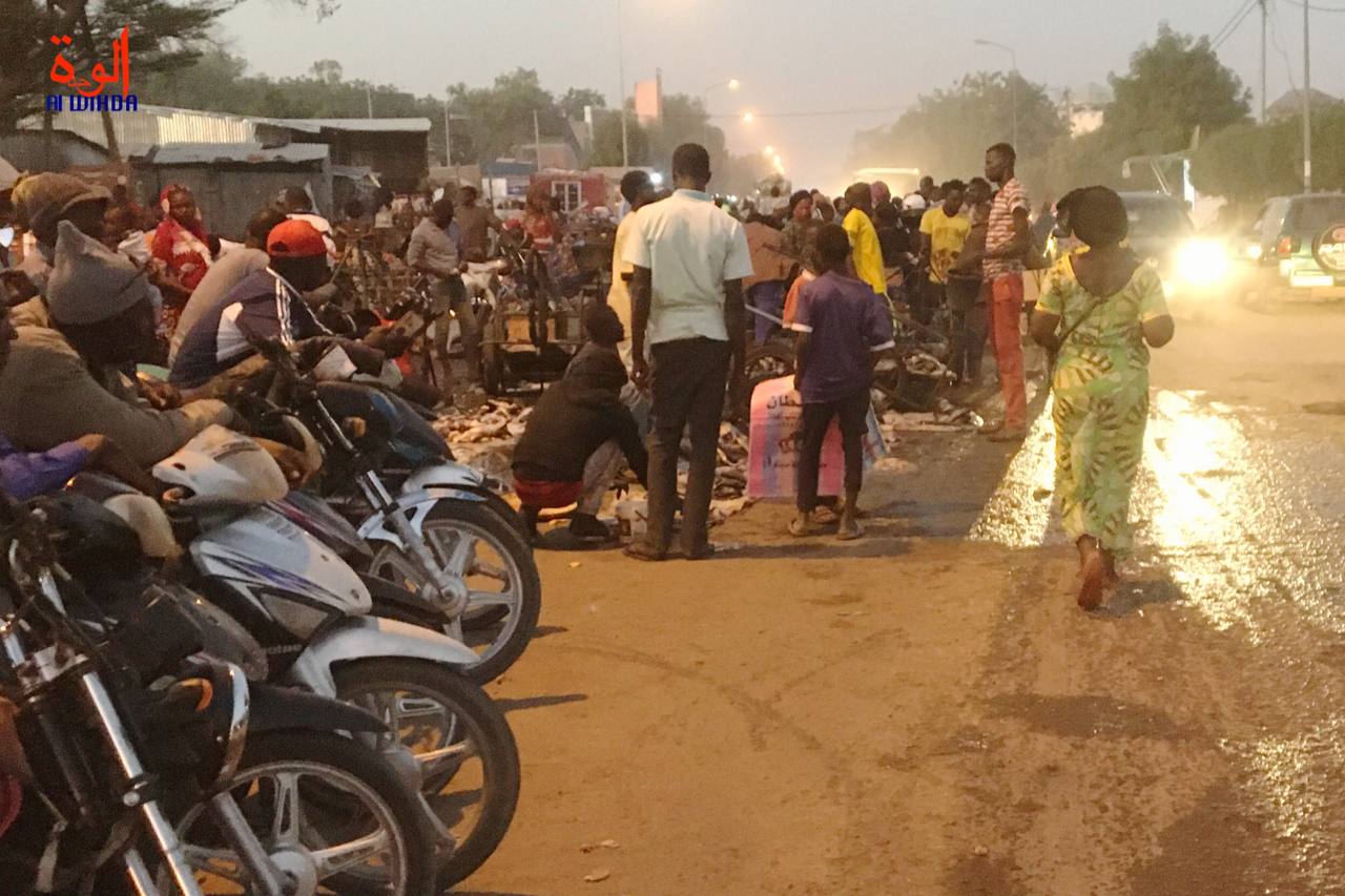 N'Djamena : au marché Taradona, les vendeurs de poissons rendent la circulation difficile