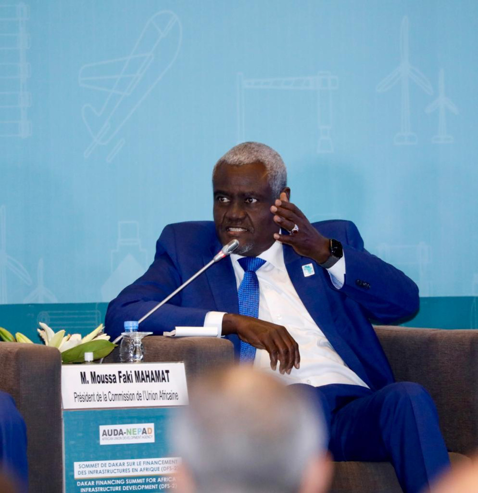 Tchad : Moussa Faki revient sur l'incident de la lampe torche lors d'une réunion avec la Banque mondiale Tchad : Moussa Faki revient sur l'incident de la lampe torche lors d'une réunion avec la Banque mondiale