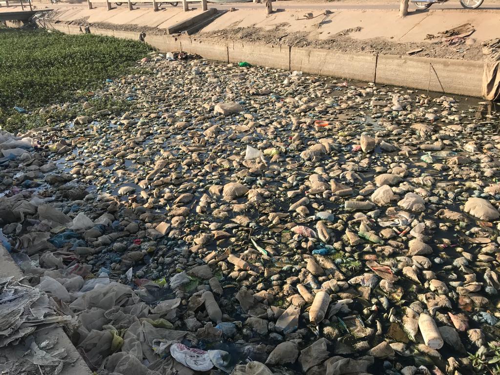 Des déchets éparpillés dans un canal du 8ème arrondissement à N'Djamena. © Alwihda Info