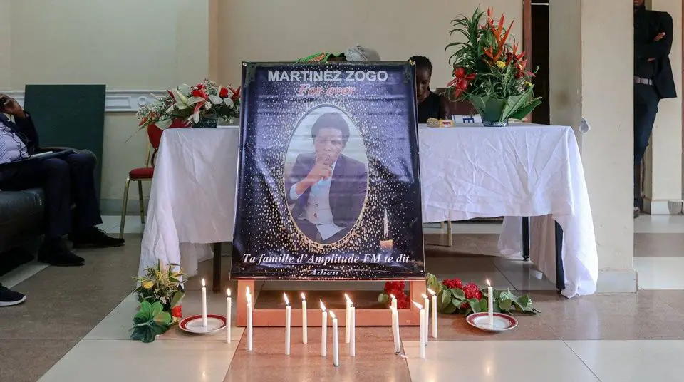 Un portrait du journaliste Martinez placé dans une salle de la radio Amplitude FM le 23 janvier 2023. Daniel Beloumou Olomo/AFP
