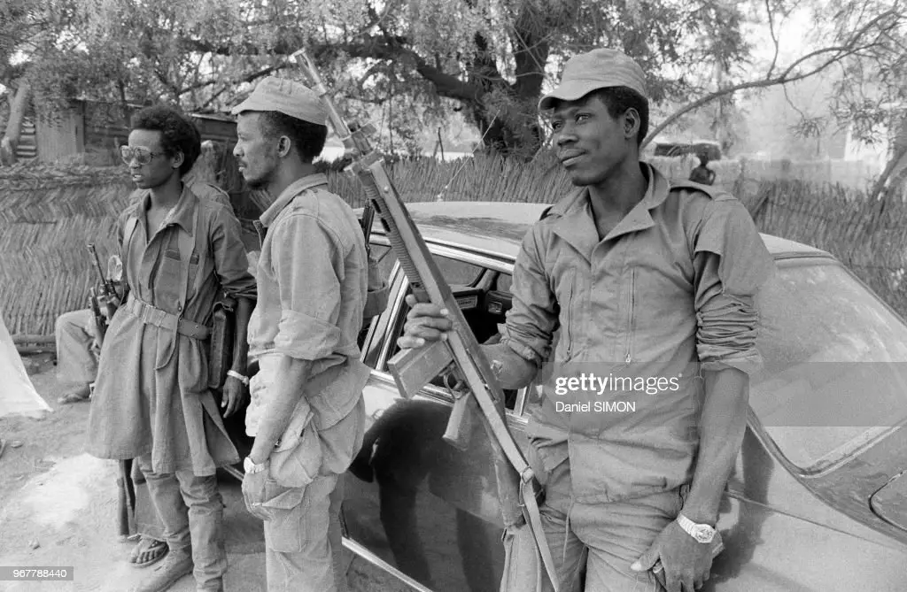Soldats tchadiens lors du cessez le feu entre les rebelles de Hissène Habré et les partisans du président Felix Malloum à N'Djamena le 20 février 1979, Tchad. (Photo by Daniel SIMON/Gamma-Rapho via Getty Images)