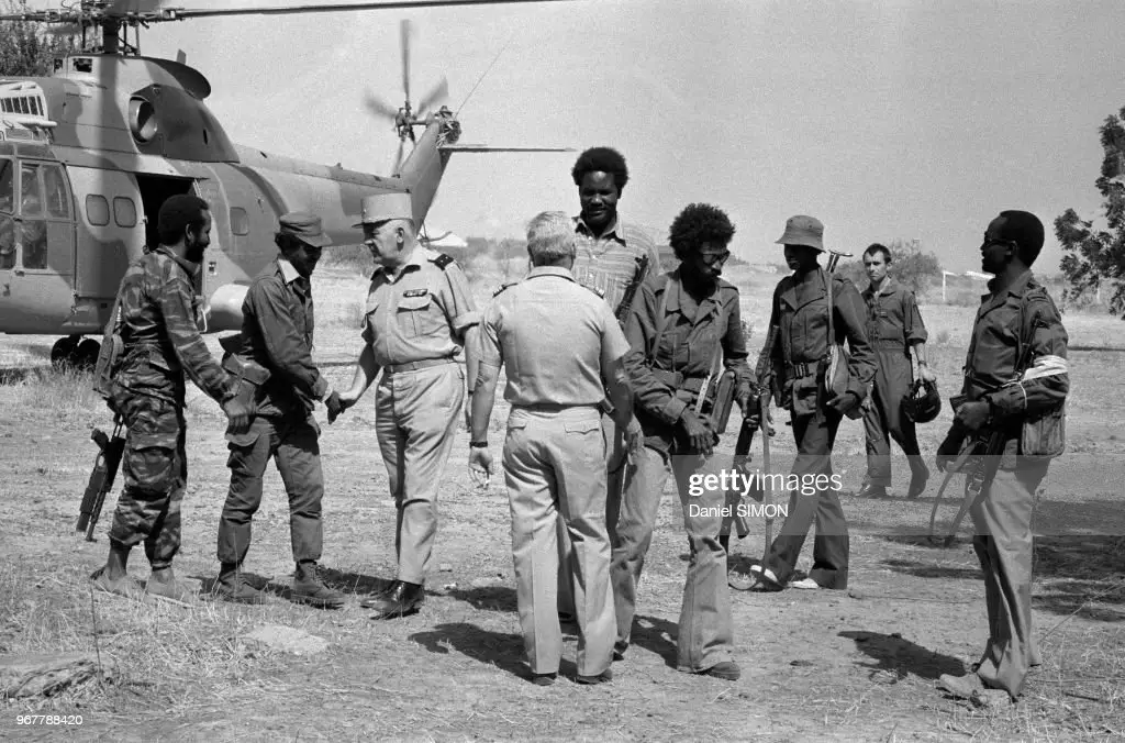 Le général français Louis Forest lors du cessez le feu entre les rebelles de Hissène Habré et les partisans du président Felix Malloum à N'Djamena le 20 février 1979, Tchad. (Photo by Daniel SIMON/Gamma-Rapho via Getty Images)