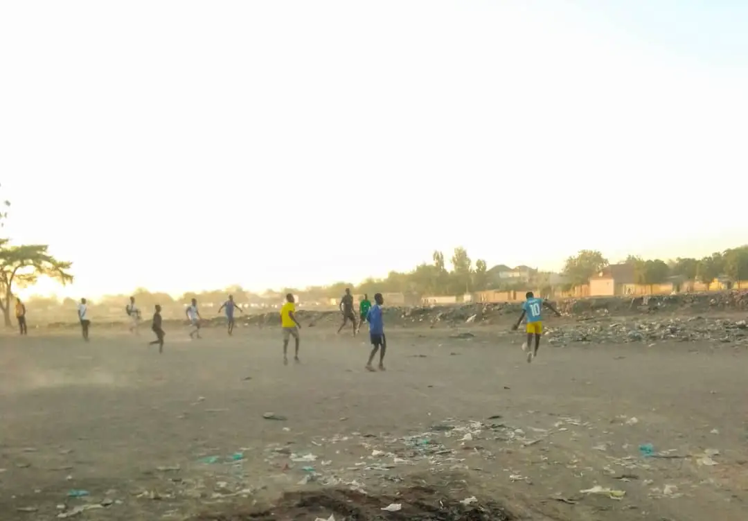 Des enfants jouent au football dans la rue à N'Djamena. © Martin Higdé Ndouba/Alwihda Info
