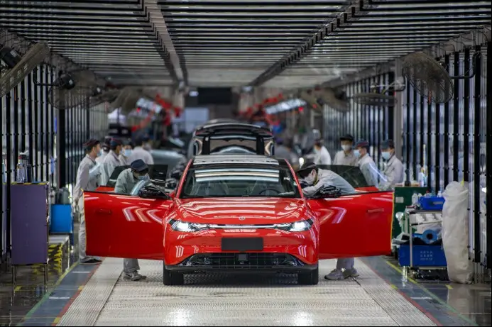 New energy vehicles roll off the production line in a workshop of a carmaker in Jinhua, east China's Zhejiang province (Photo by Hu Xiaofei/People's Daily Online)