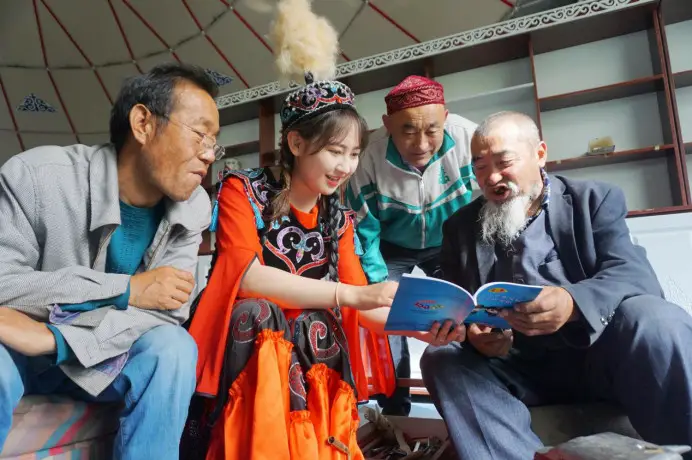 A volunteer promotes and explains the knowledge of the Civil Code of China to herdsmen in Aksay Kazakh autonomous county, Jiuquan, northwest China's Gansu province, May 19, 2022. (Photo by Ma Xiaowei/People's Daily Online)