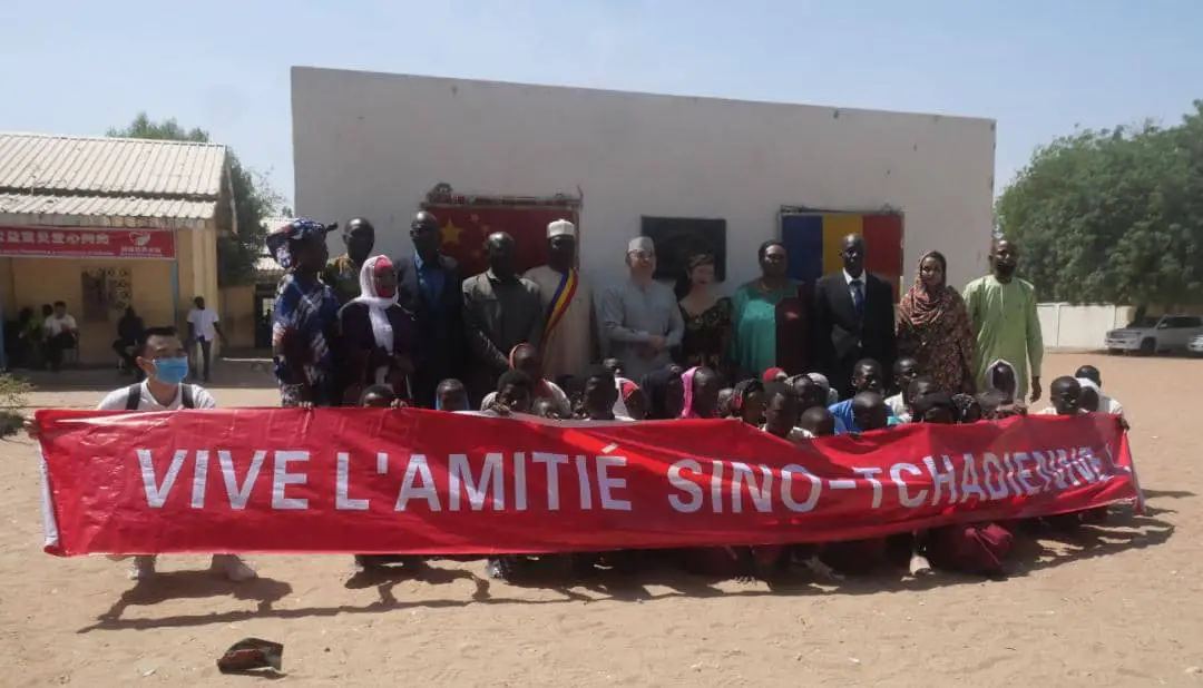 Tchad : la Fondation pour le développement rural de la Chine offre des kits scolaires à des élèves