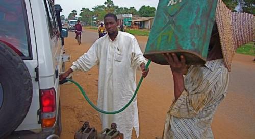 Un vendeur de carburant à N'Djamena. Crédit photo : Sources