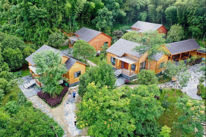 Photo shows a B&B hotel converted from rural houses in Nonglin village, Xihu township, Tongguan district, Tongling, east China's Anhui Province. (Photo by Guo Shining/People's Daily Online)