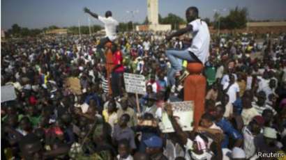 Burkina Faso: Le parlement saccagé et le vote annulé