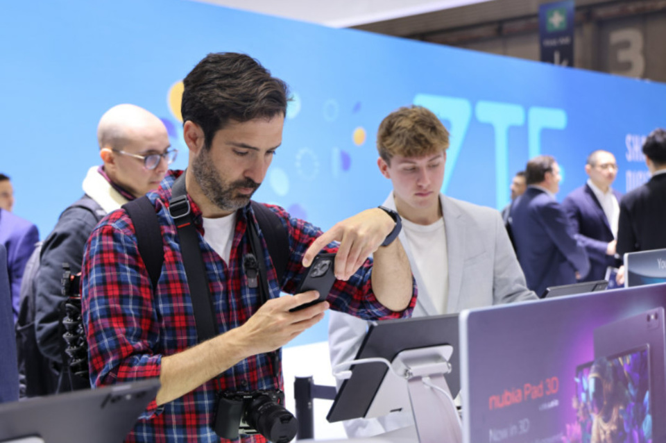 Chinese tech firm ZET exhibits a tablet with a naked eye 3D display at the Mobile World Congress 2023. (Photo by Yan Huan/People's Daily)