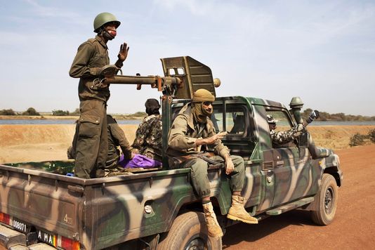 Des soldats maliens sur la route de Diabali, le 26 janvier 2013. Photo : Reuters/JOE PENNEY