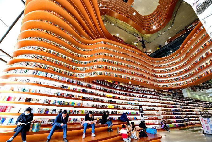 Citizens read books in a book store in Siming district, Xiamen, southeast China's Fujian province, March 4, 2023. (Photo by Zhu Haipeng/People's Daily Online)